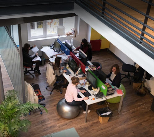 L’agence Oxygen Ouest a mis en place un pôle « agence de communication » à Angers. Aujourd’hui, la communication doit être pensée dans son ensemble et un message doit être construit et modulé en fonction des différents supports via lesquels il sera véhiculé. La communication traditionnelle ne peut plus être réfléchie sans tenir compte de la communication Web et vice-versa.