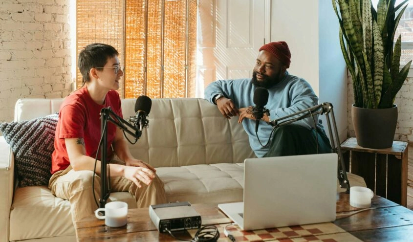 Nouveaux médias : podcasts et créateurs de contenu, les sources d’information de la Gen Z