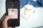 Hallucinations IA : pourquoi le Social Media Manager est le nouveau gardien de votre réputation