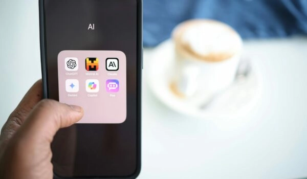 Hallucinations IA : pourquoi le Social Media Manager est le nouveau gardien de votre réputation